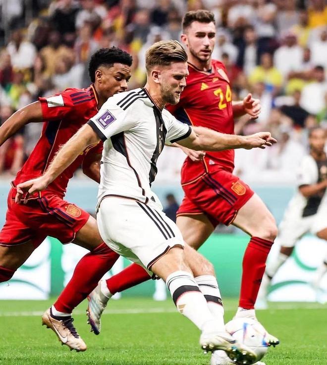 记者晒视频：钟义浩现场观看海牛比赛，海牛进球后他兴奋鼓掌