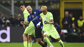 不服！弗兰克：不理解西蒙斯为何改判红牌，也不理解罗梅罗吃第二张黄牌（弗兰克质疑判罚：不理解西蒙斯改判红牌，同样不解罗梅罗吃到第二张黄牌）