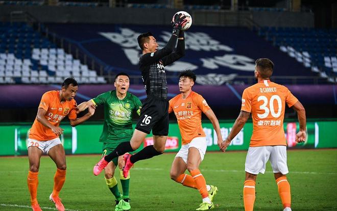 萨拉维亚：C罗是职业与坚持的标杆，梅西是不可复制的天才（萨拉维亚：C罗是职业态度与恒心的楷模，梅西是无法复制的天才）