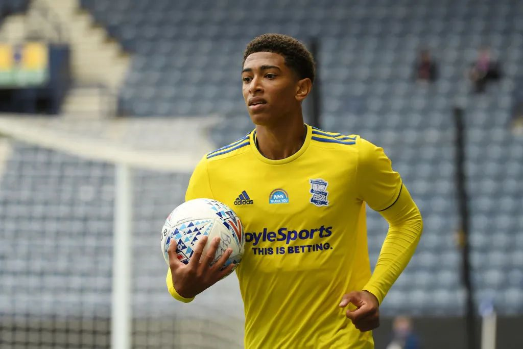 姆巴佩手指骨折不下火线！皇马精神传承者誓死一战 伯纳乌球迷爆发不满