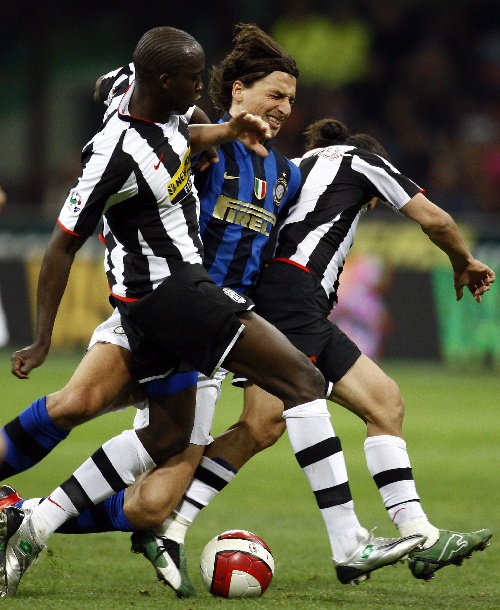 欧冠淘汰赛前瞻：巴萨主场迎战曼联,