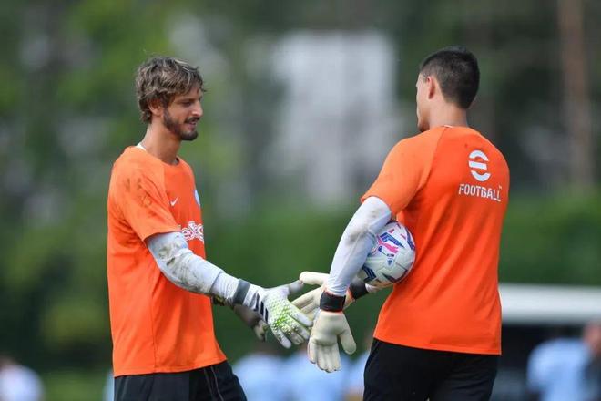 记者：切尔西认为边路球员充足，所以不去推进塞门约的转会（记者：边路人手充裕，切尔西暂不推进塞门约转会）