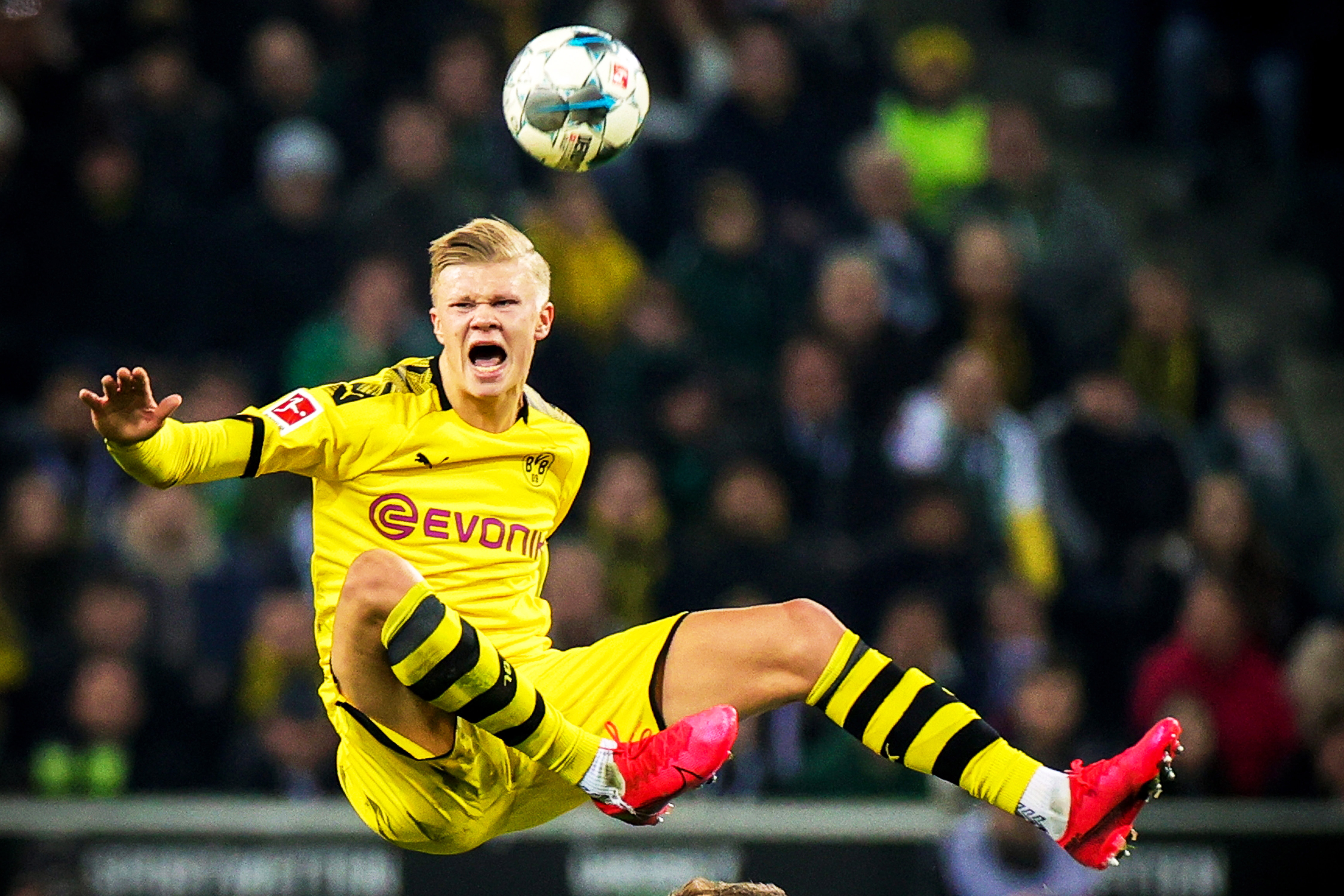 足球曼城后防核心伤缺三周，赛程压力巨大