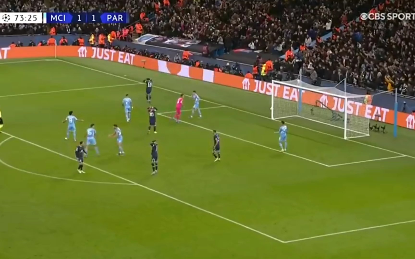 每体：巴萨目前对莱万的原则是，要么大幅降薪要么自由身离开（每体：巴萨给莱万两条路——要么大幅降薪，要么自由离队）