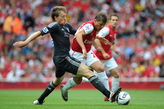 曼联客场不败创英超最长纪录，B费贡献2球1助攻，但防守漏洞明显，积分排名靠后。（曼联客场不败续写英超最长纪录，B费梅开二度并送助攻，防线隐患明显、积分依旧靠后）