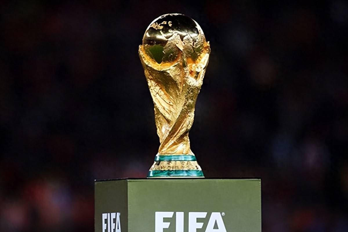 铁人伤了! 曼晚：B费可能因伤缺战一个月，带伤踢维拉加重伤势（铁人倒下！曼晚：B费恐因伤缺阵一个月，带伤对阵维拉致伤情恶化）